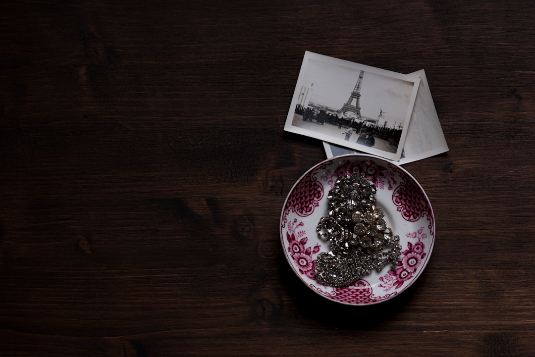 "Assiette décorée de l'Eiffel Tower, symbole de l'histoire et des secrets de la joaillerie française."