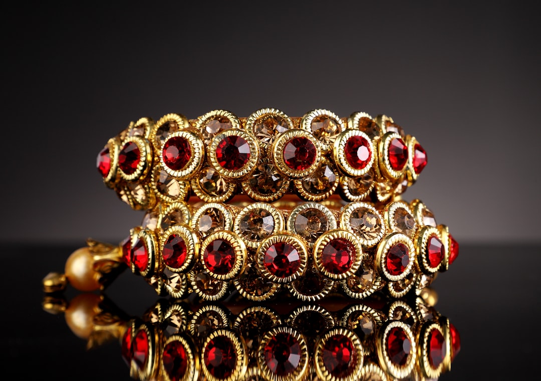 "Bracelet jonç en or et rouge avec pierres précieuses, accessoire élégant"