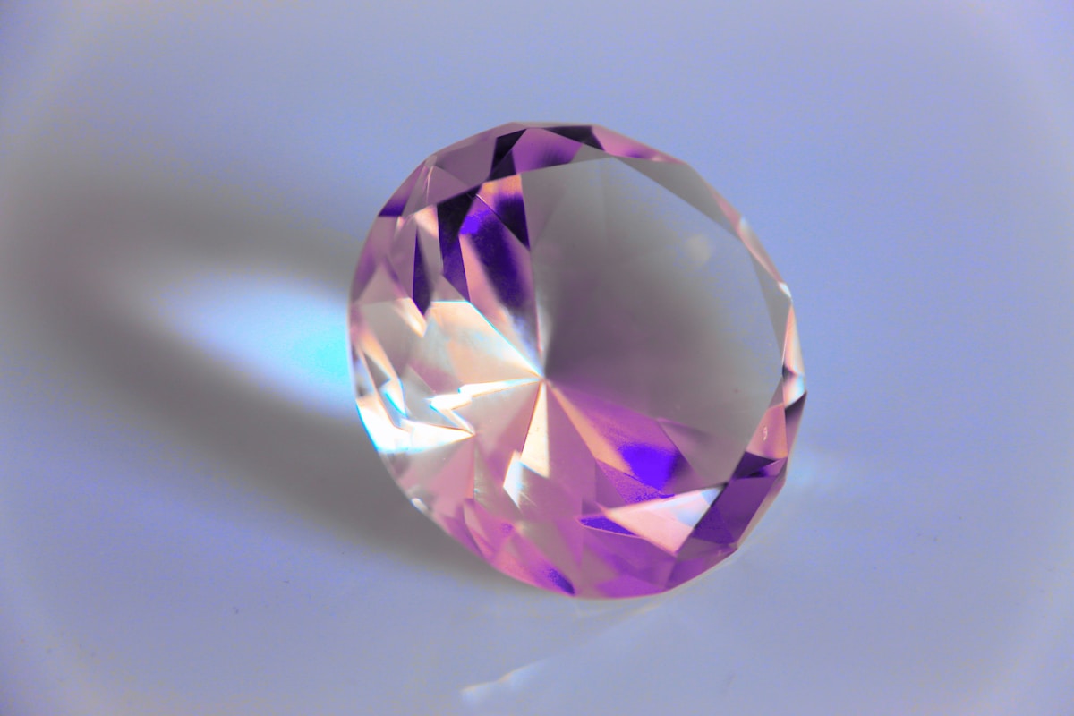Diamant violet translucide aux facettes complexes.