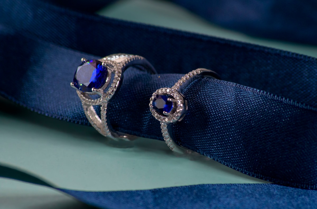 Bagues en argent ornées de pierres précieuses bleues.