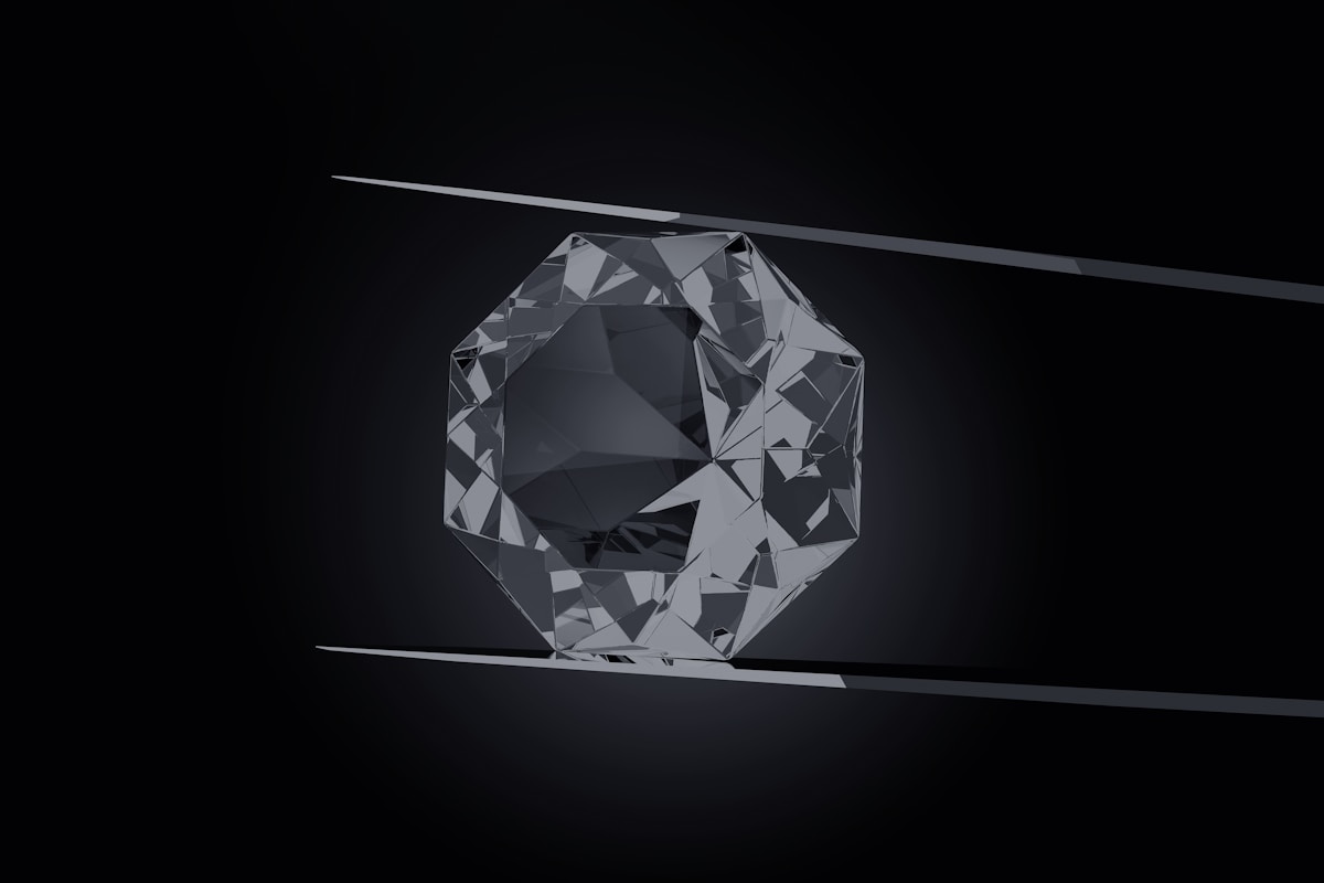 Diamant taillé en forme d'octaèdre sur fond noir.