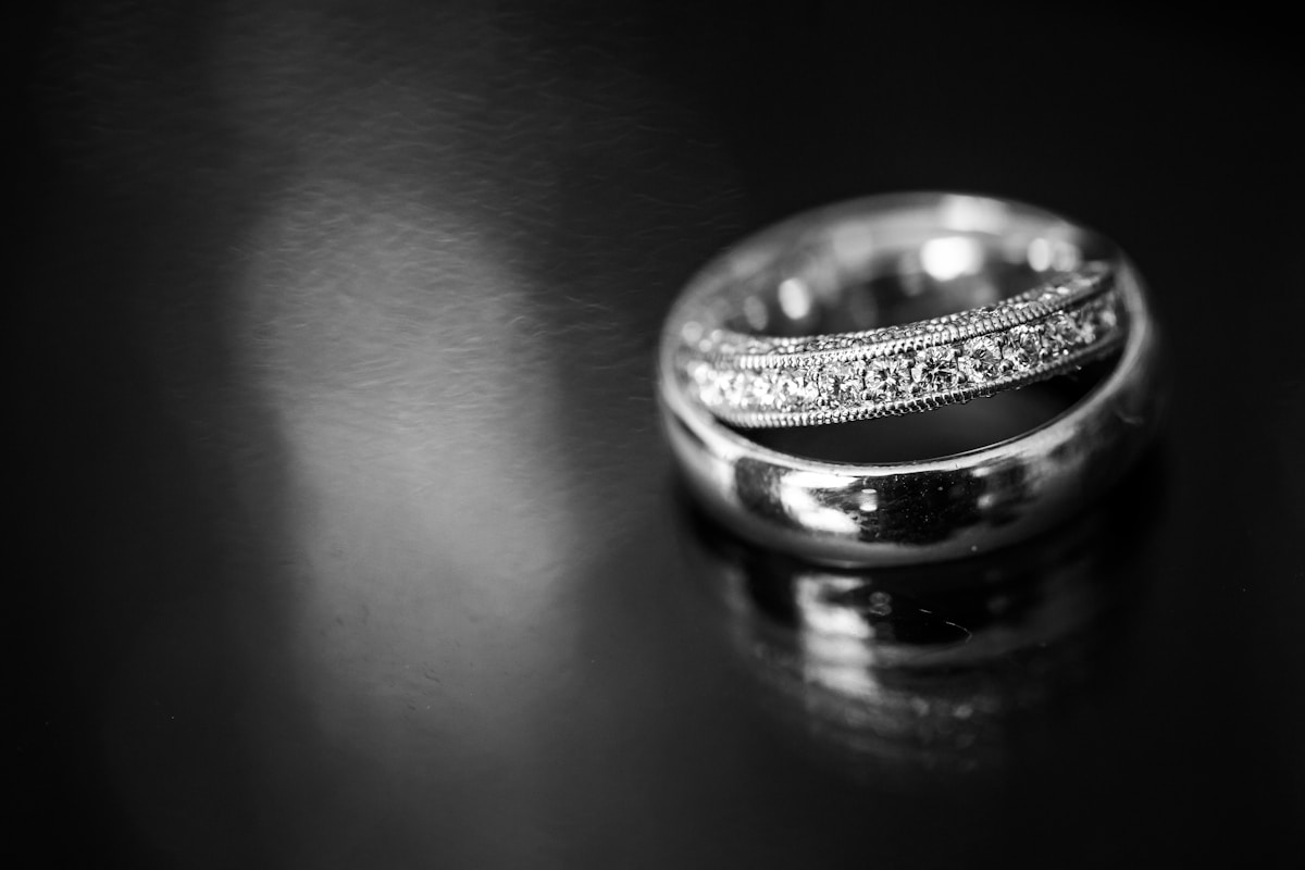Bague de mariage en argent avec des diamants étincelants.