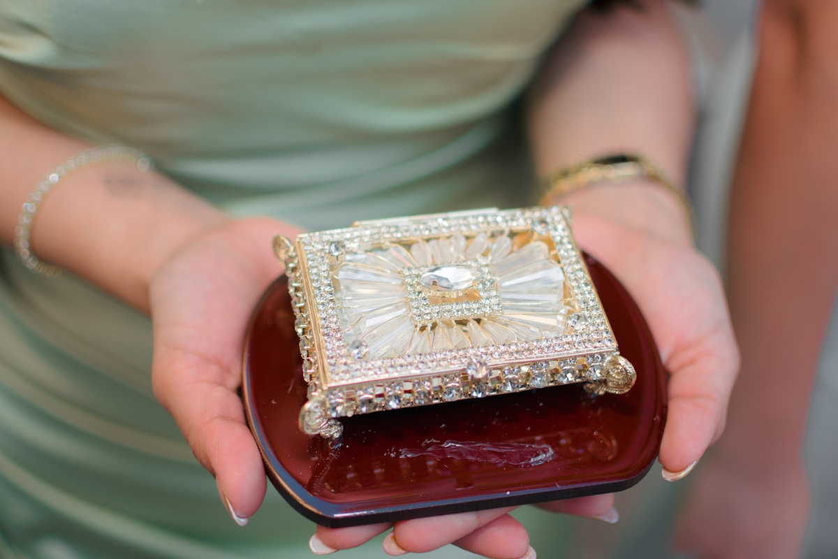 Boîte de bijoux en or et diamants, avec un motif floral étincelant.