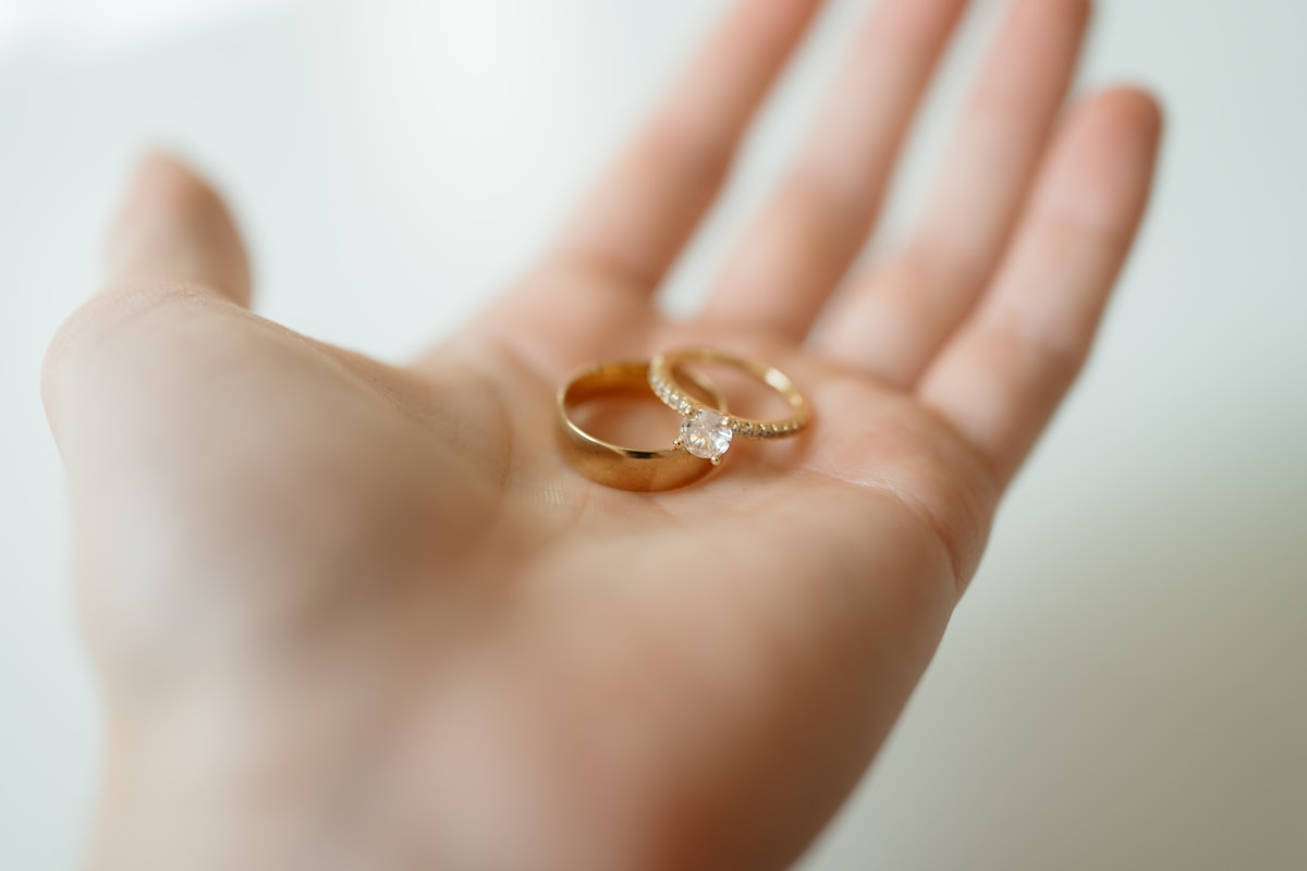 Deux anneaux de mariage en or sur une main.