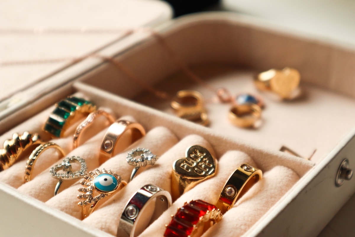 Boîte de bijoux dorés, argentés et colorés.