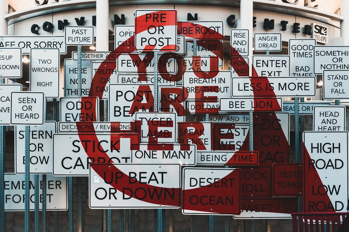 Panneau d'affichage avec de nombreux messages et slogans abstraits.