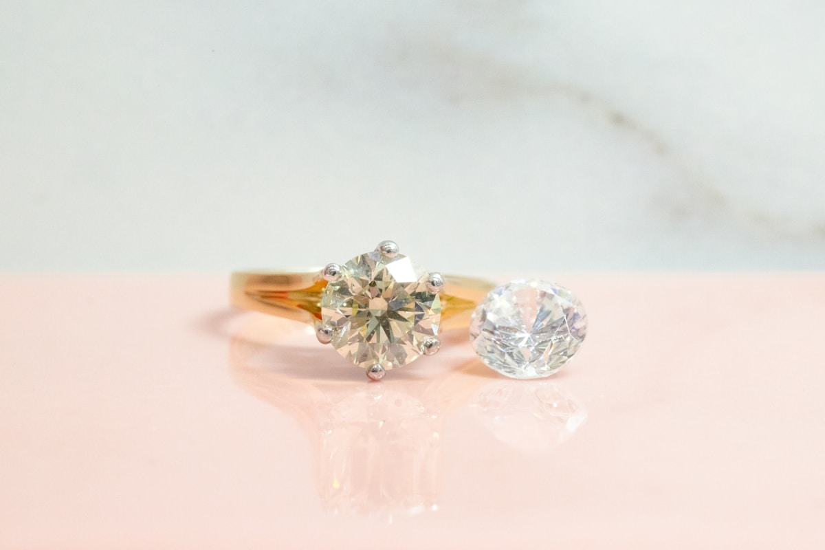 Bague en or avec deux diamants brillants.