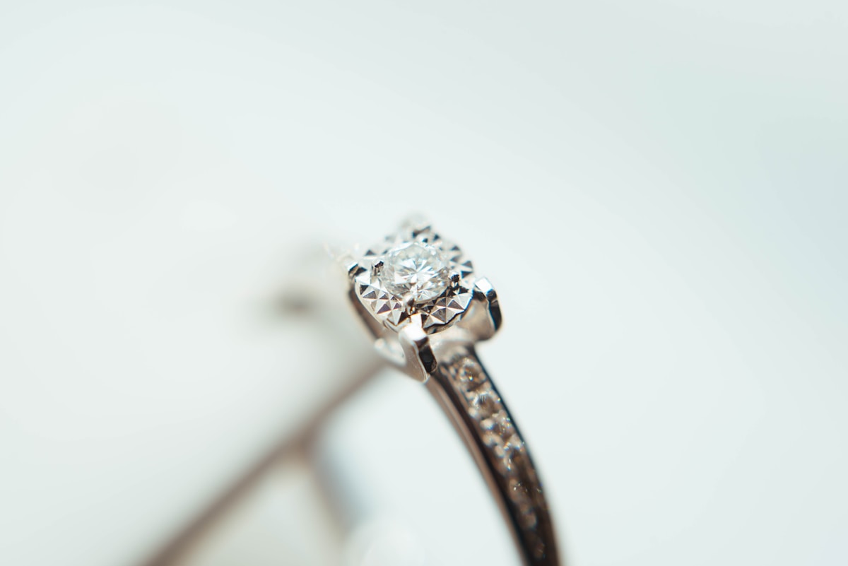 Bague de fiançailles en or avec un diamant étincelant.