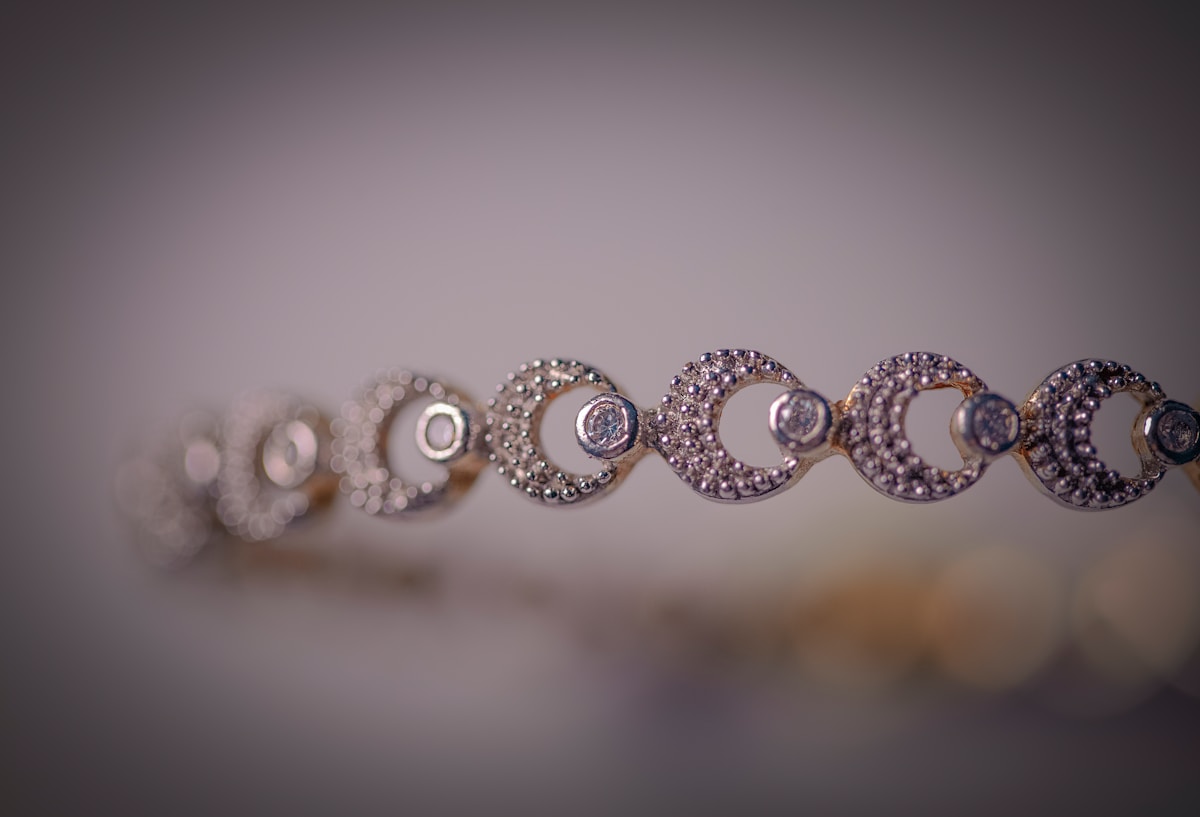 Bracelet en métal orné de cristaux brillants.