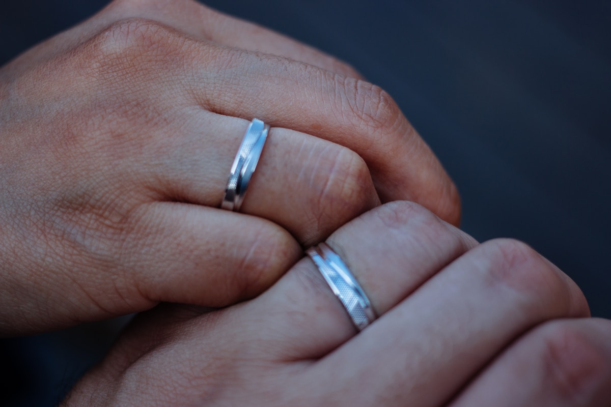 Deux anneaux d'argent sur les doigts d'une main.