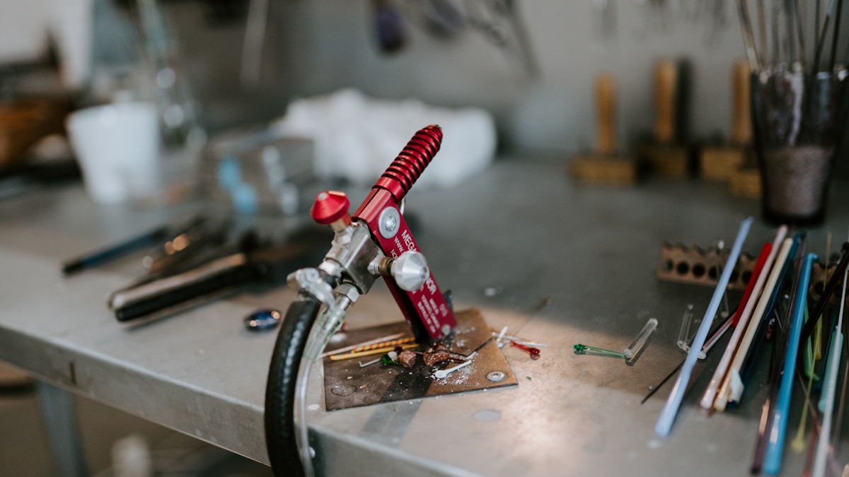 Outils de réparation électronique sur un établi encombré.