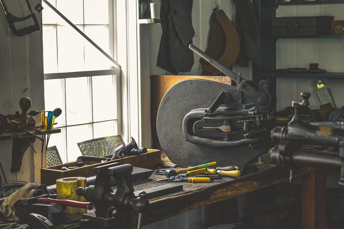 Atelier de réparation avec outils et équipements divers.