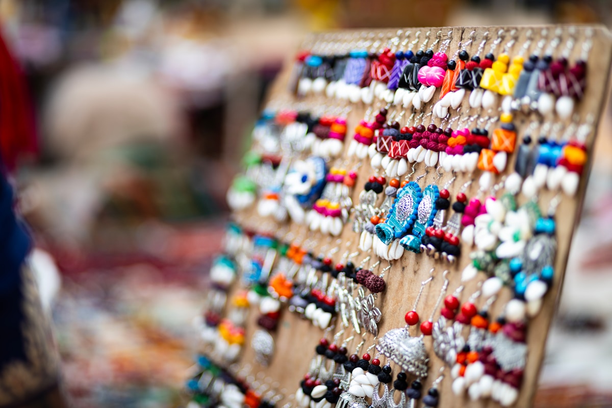 Étalage coloré et varié de bijoux et d'accessoires artisanaux.