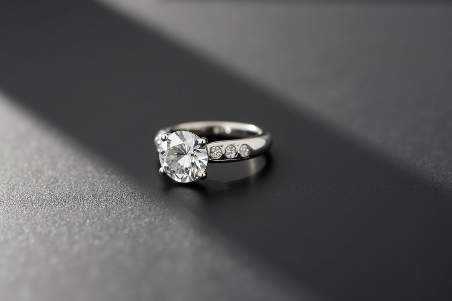 Bague de fiançailles en métal argenté avec un diamant central.