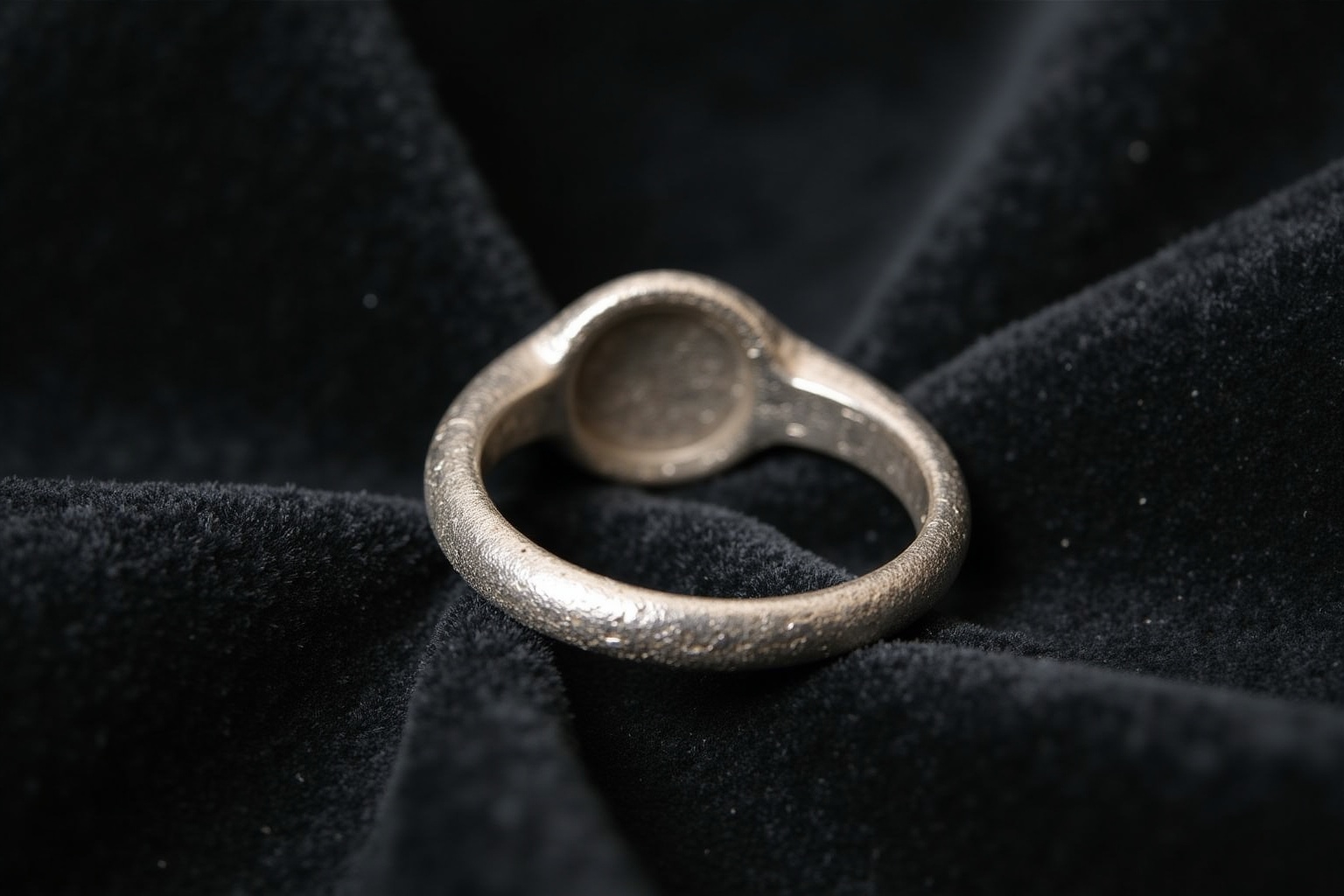 Bague en métal texturée avec pierre semi-précieuse.