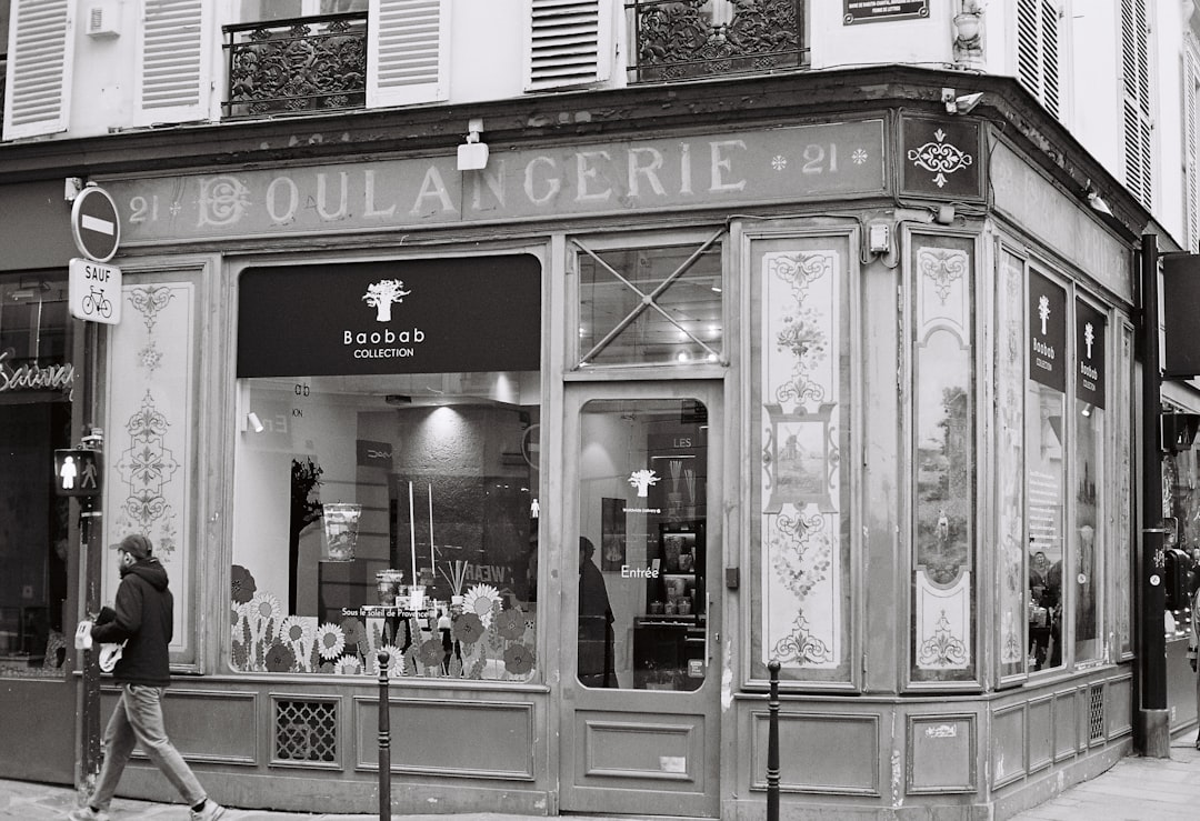 "Boulangerie parisienne avec une personne passant devant, trouvant les horaires d'un bijoutier joaillier ouvert à Paris."