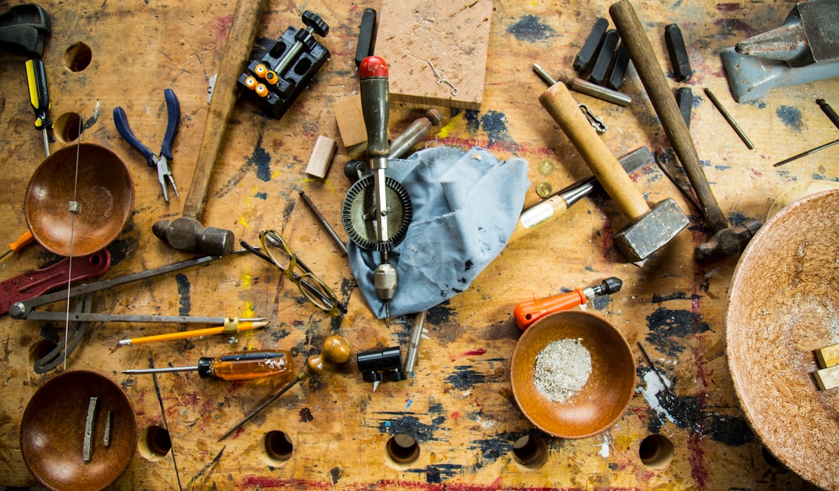 Outils de bricolage et de réparation éparpillés sur un établi.
