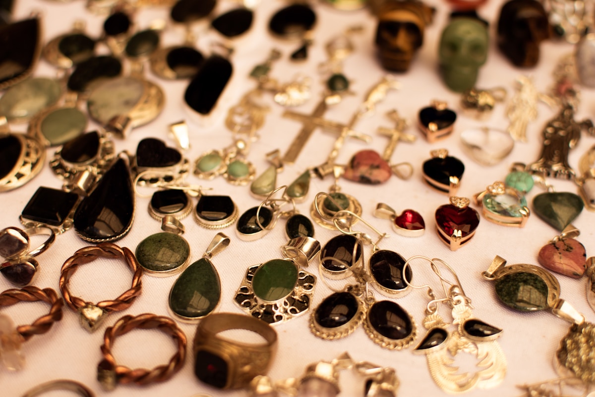 Bijoux variés, pierres précieuses, anneaux, boucles d'oreilles, pendentifs, colliers.