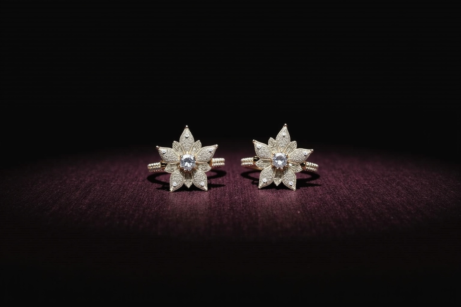 Boucles d'oreilles en or ornées de fleurs en diamants.