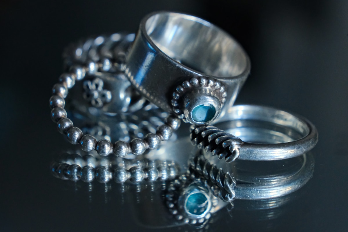 Bagues et collier en argent avec pierres bleues.