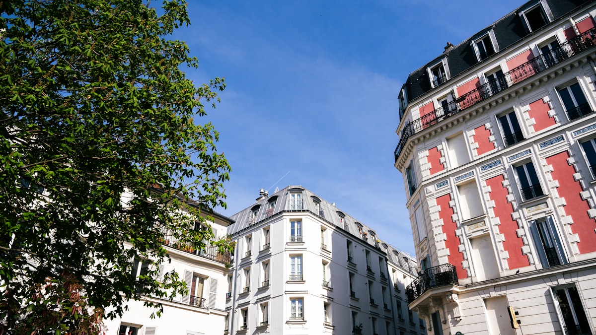Bâtiments parisiens historiques avec balcons et détails architecturaux.