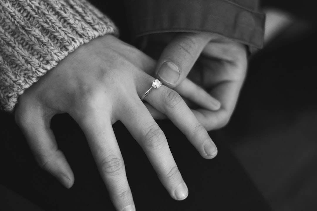 bague fiançaille homme - woman wearing wedding ring with man holding hand