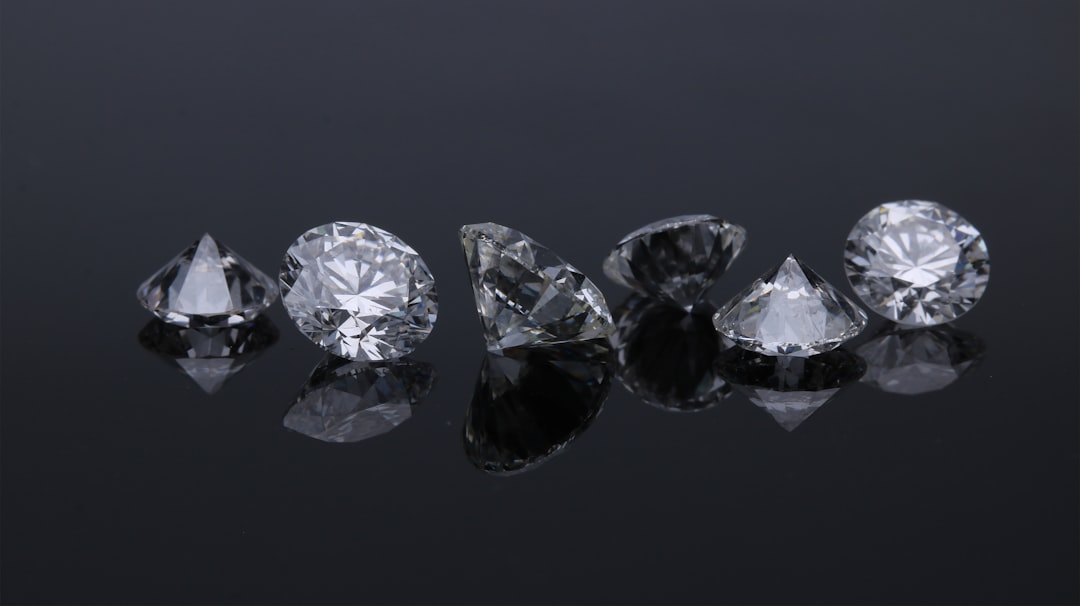 quelle est la meilleure qualité de diamant - two diamond studded silver rings