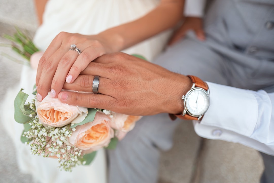 joaillier spécialisé gravure mariage - man and woman holding hands