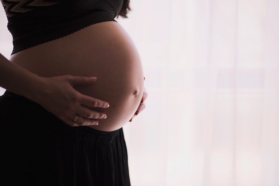 bijoux pour femme enceinte - pregnant woman cradling her belly