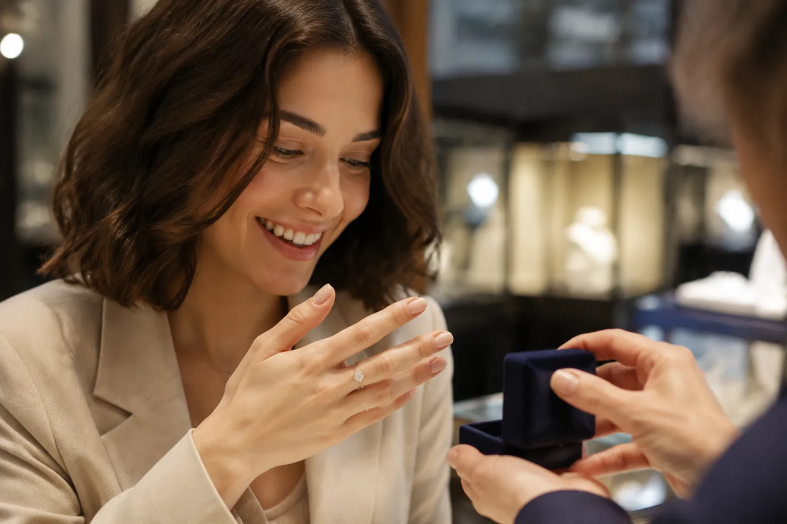 Femme admire bague fiancaille sur-mesure Paris bijouterie