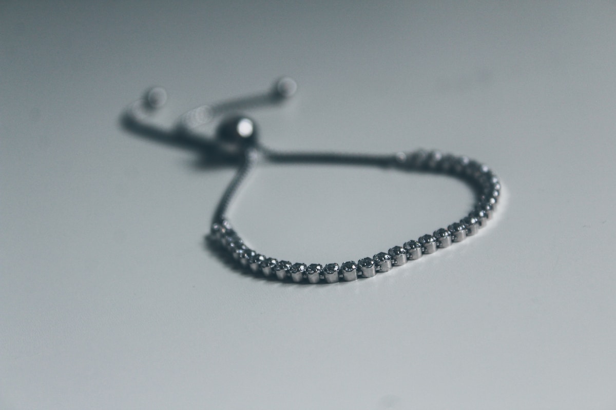 Bracelet en métal argenté orné de petits cristaux brillants.