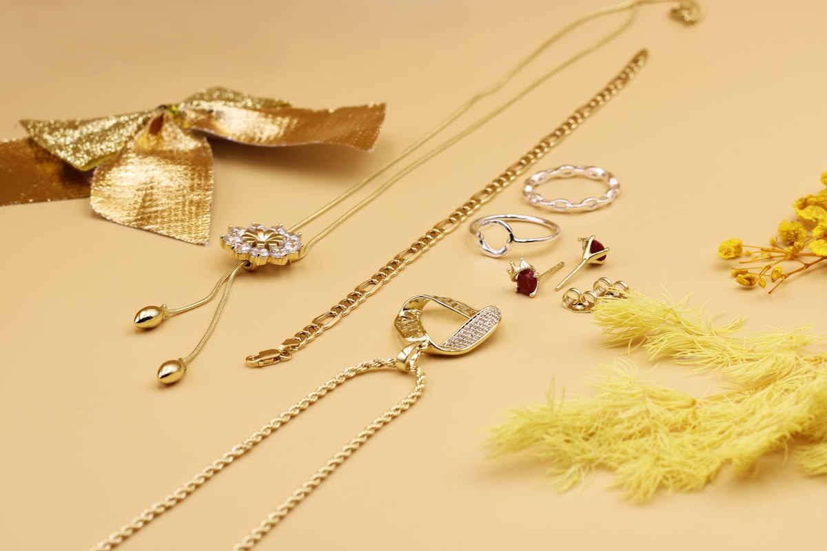 Bijoux dorés, fleurs jaunes, accessoires de mode élégants.