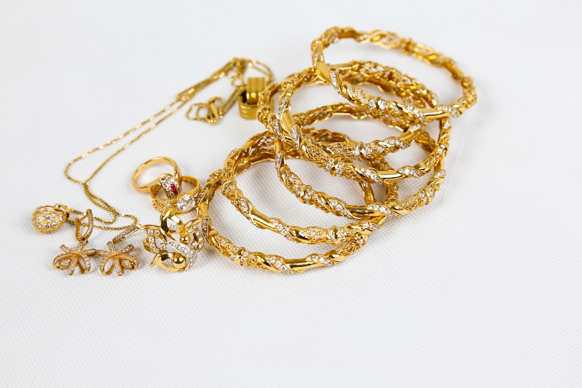 Bijoux en or avec diamants, bracelets, bagues et pendentifs.