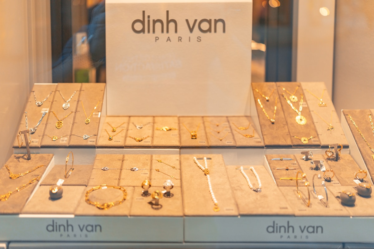 Bijoux de la marque Dinh Van Paris, présentés sur des présentoirs.