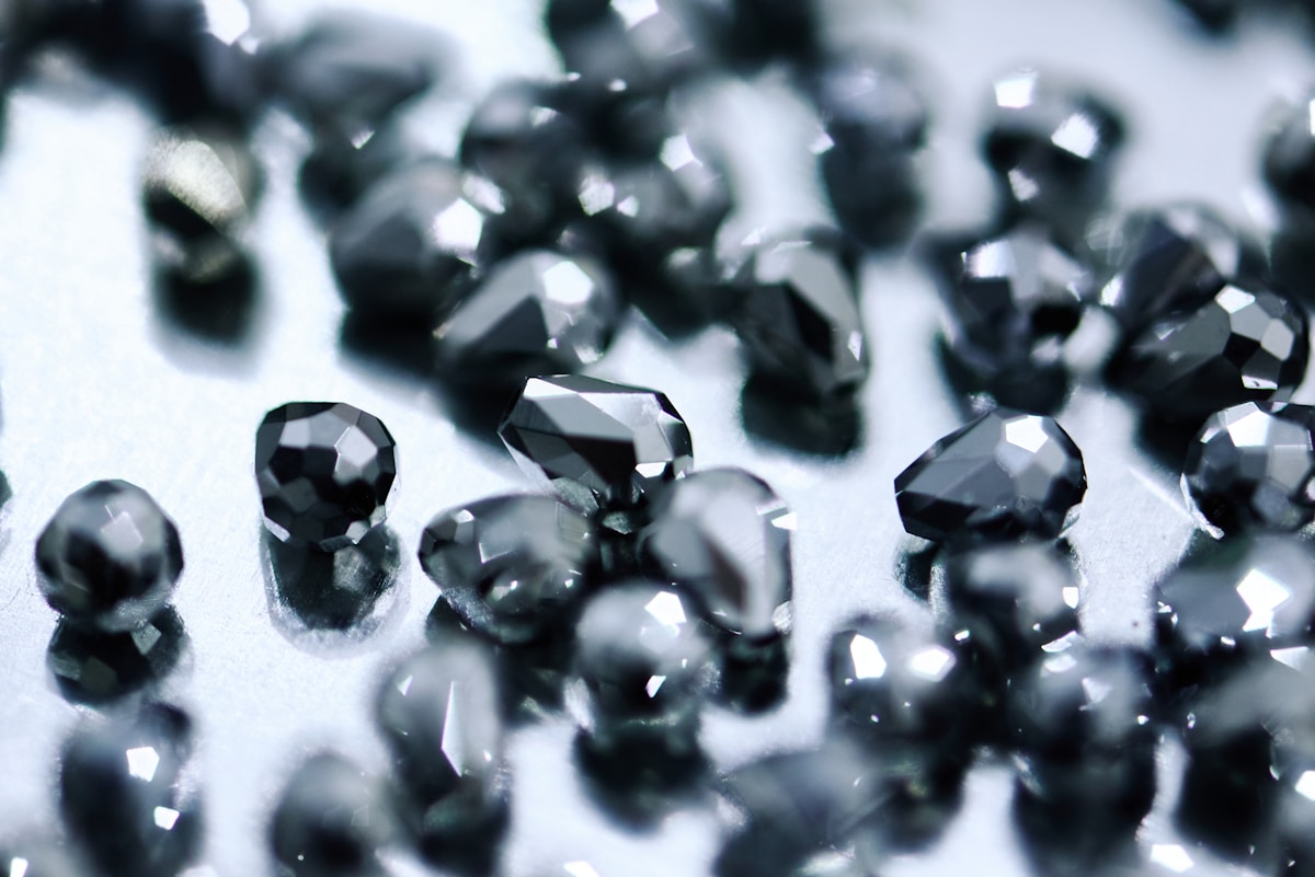 Cristaux de diamants noirs brillants et scintillants.