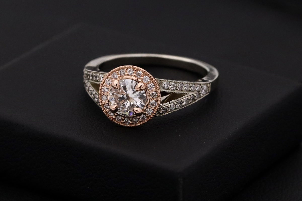Bague de fiançailles en or blanc et rose avec diamants.