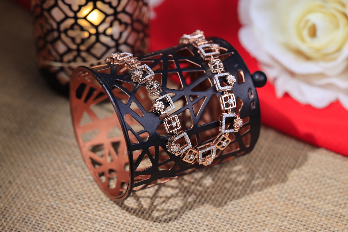 Bracelet en métal noir orné de pierres précieuses brillantes.
