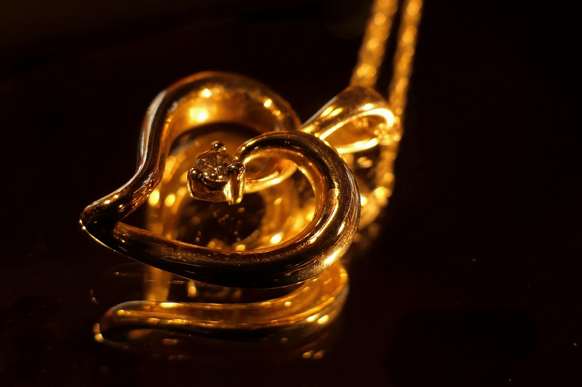 Pendentif en forme de cœur en or avec un diamant.