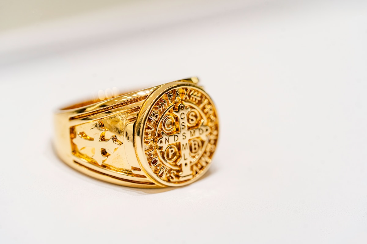 Bague en or massif ornée d'un motif décoratif complexe.