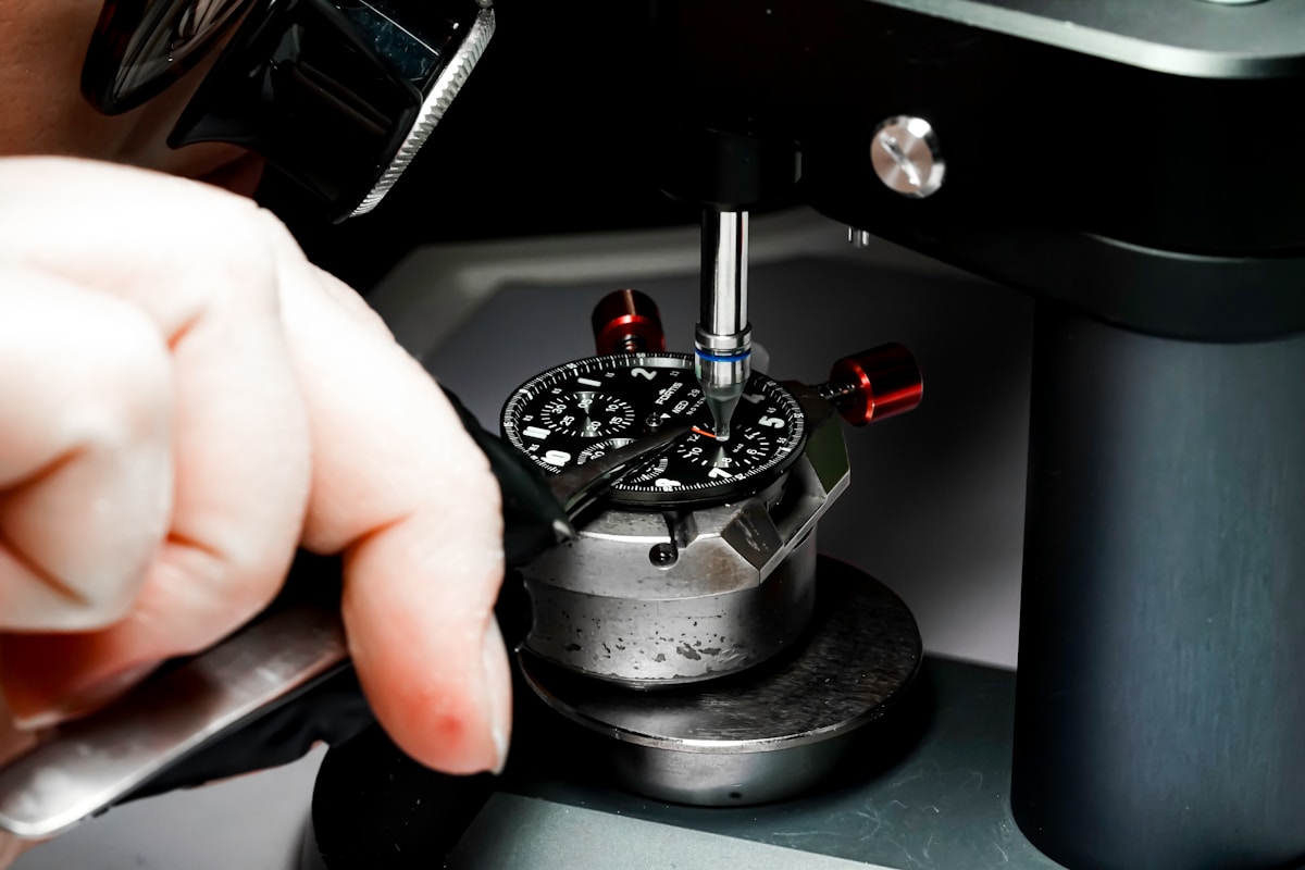 Microscope avec cadran et boutons de contrôle pour l'analyse de matériaux.