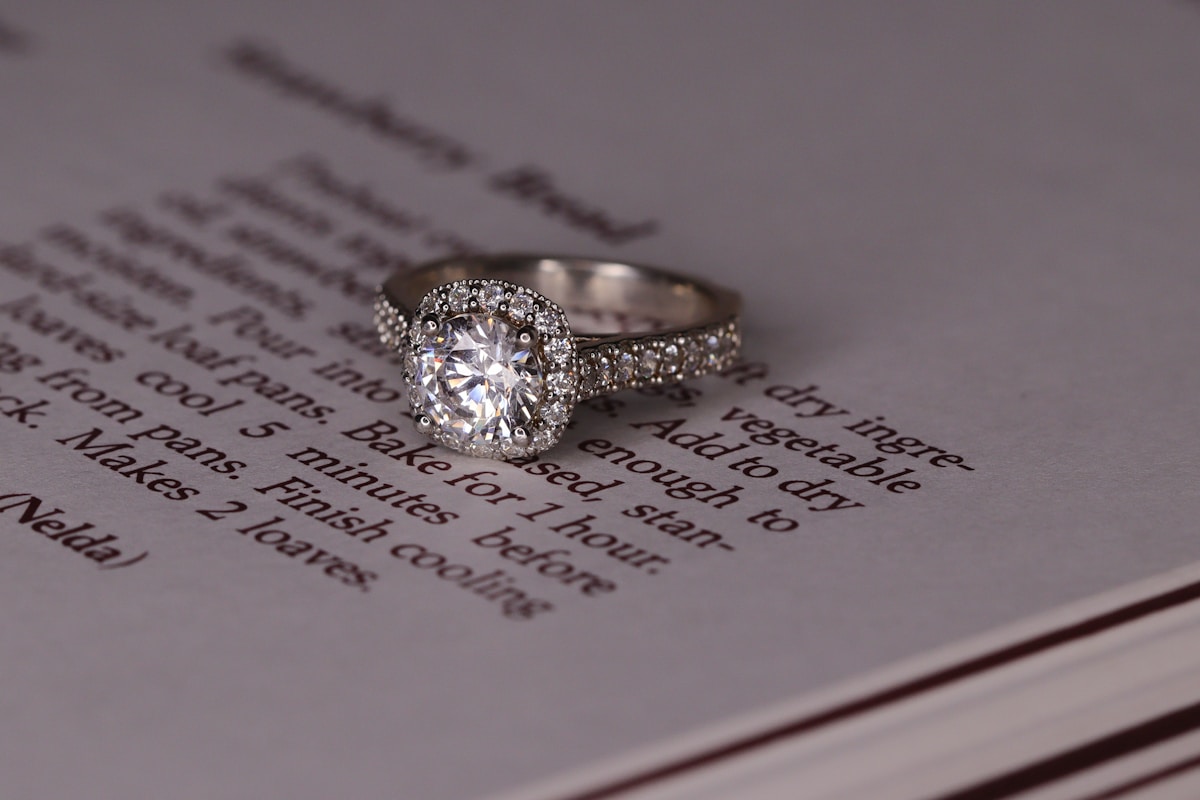 Bague de fiançailles en or blanc ornée de diamants.