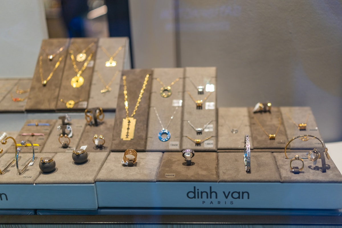 Bijoux de luxe de la marque Dinh Van Paris exposés sur un présentoir.