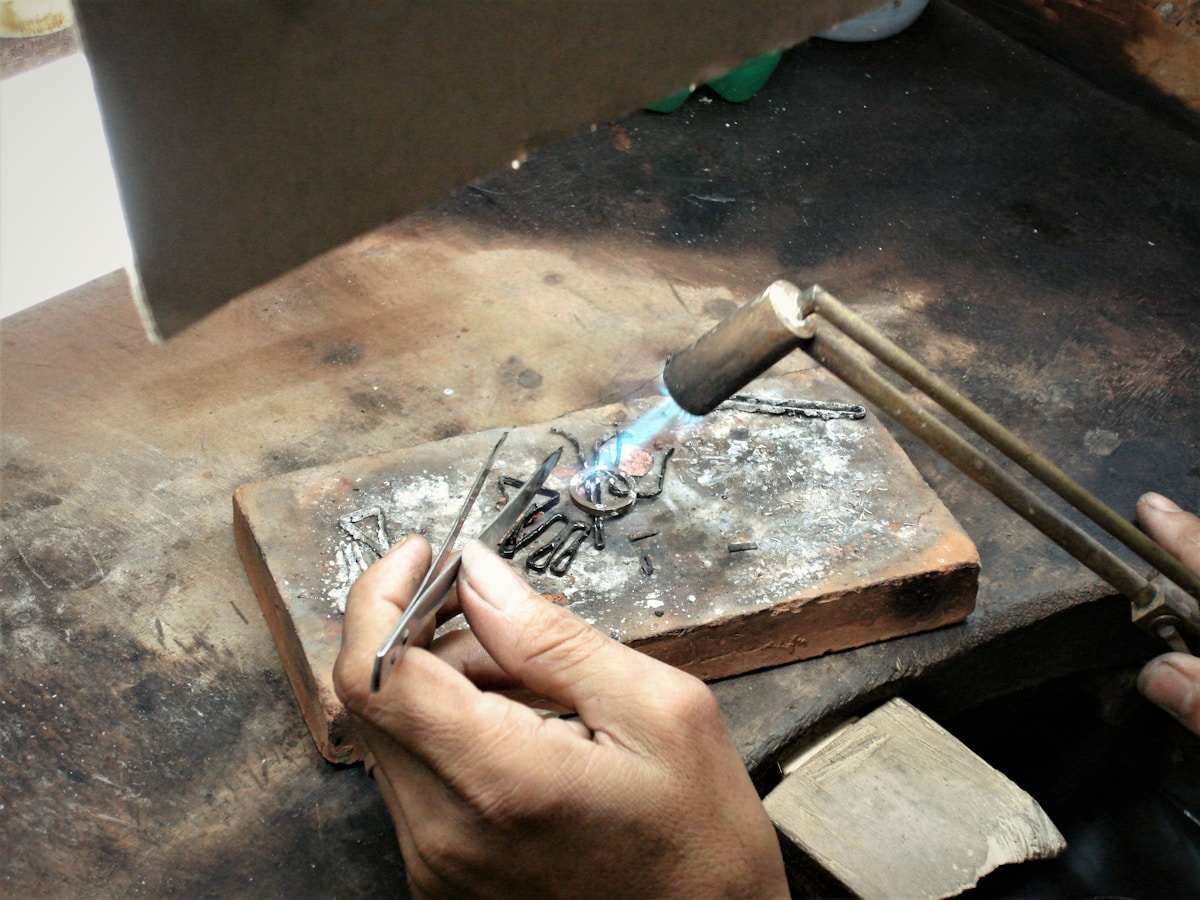 Outils de joaillerie sur un établi de travail en bois.