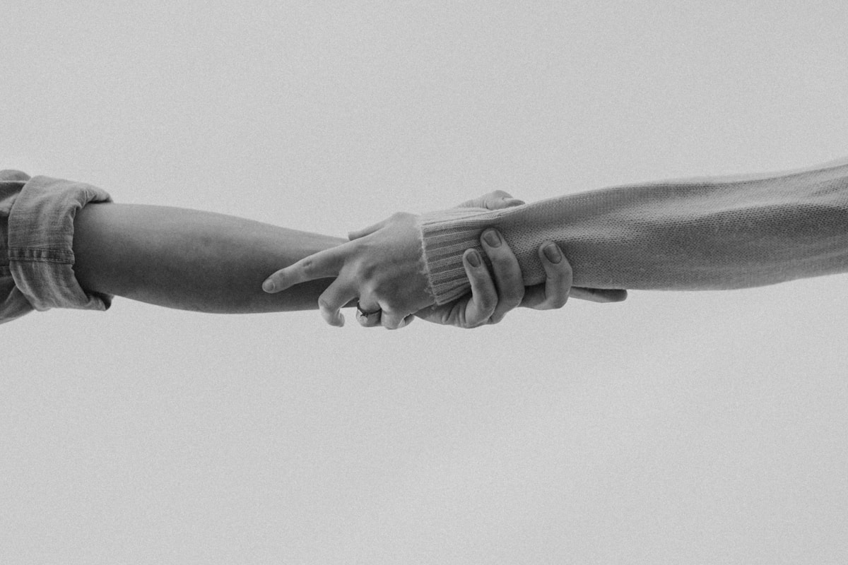 Mains jointes en signe de solidarité et de soutien mutuel.