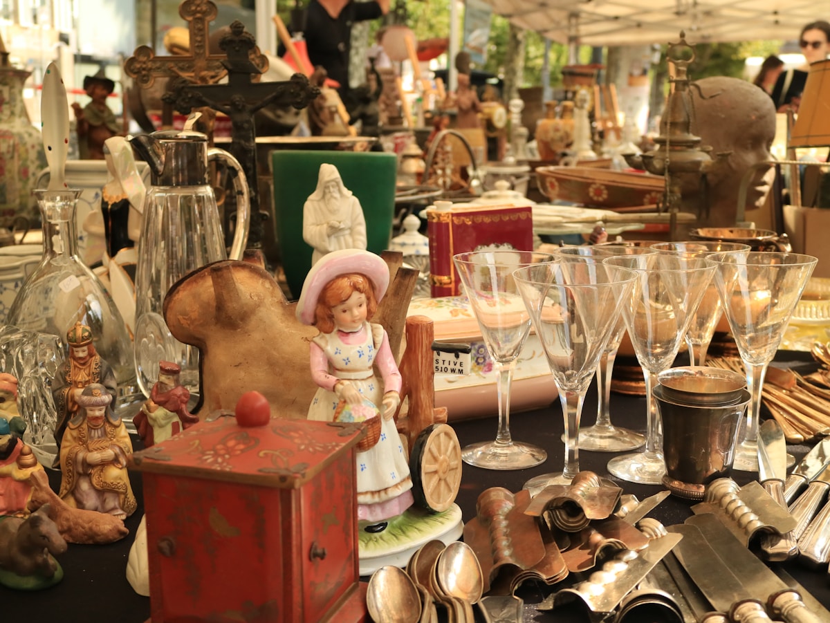 Étalage d'objets anciens et décoratifs dans un marché aux puces.