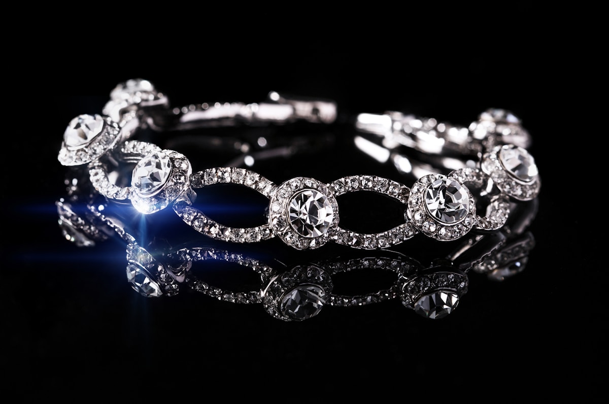 Bracelet en argent orné de cristaux brillants.