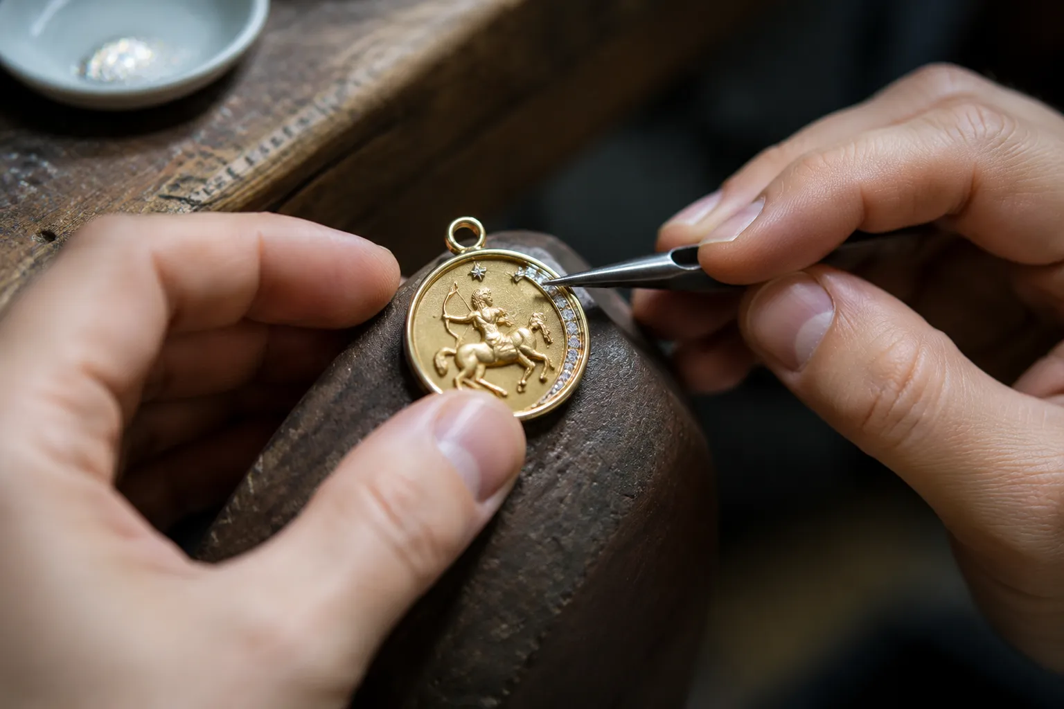 Médaille dorée avec un motif de centaure, en cours de réparation.