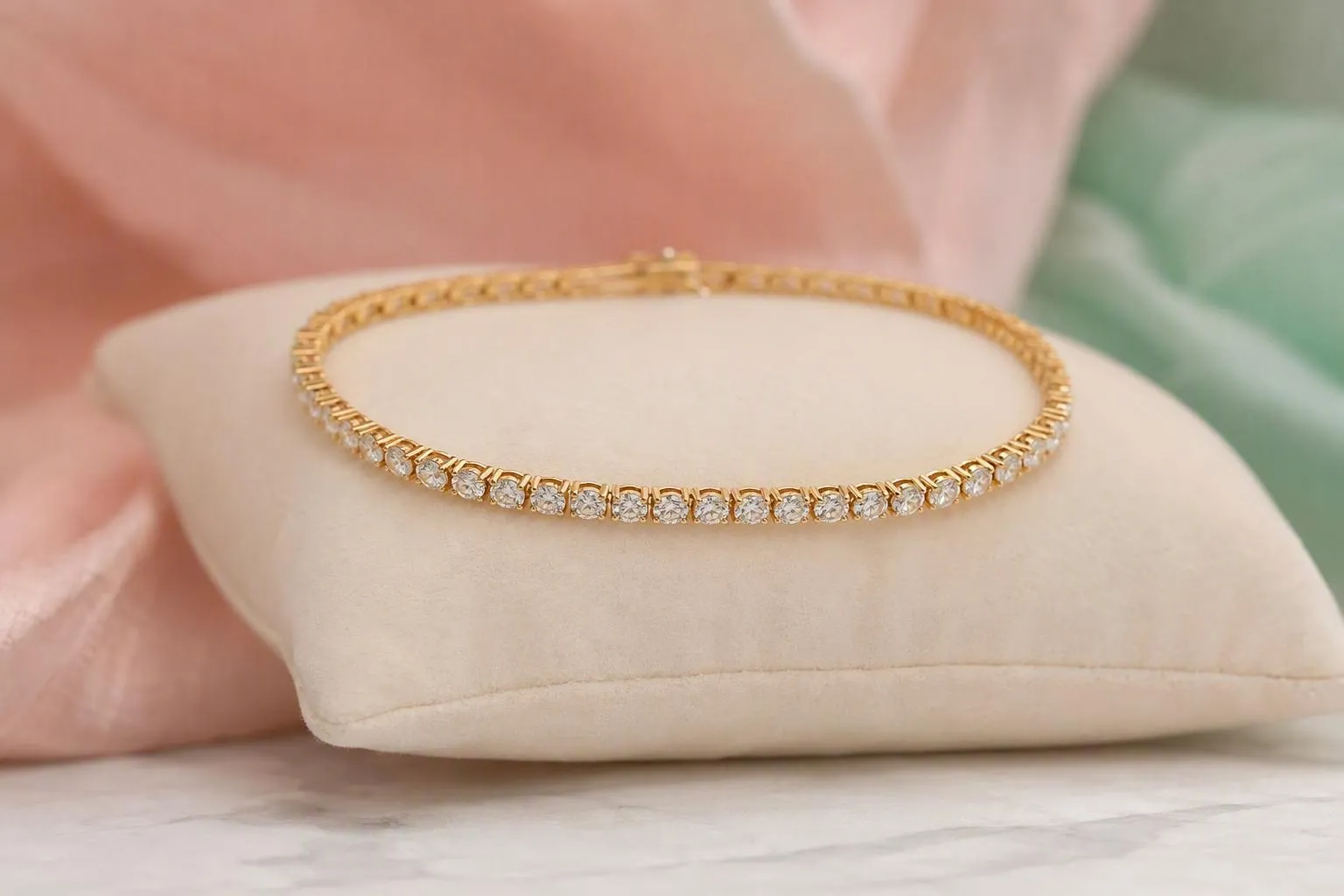Bracelet en or avec des diamants incrustés.