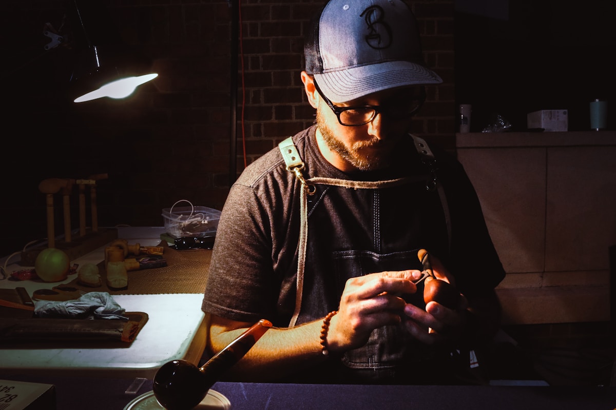 Homme barbu dans un atelier de bricolage, travaillant sur un projet.