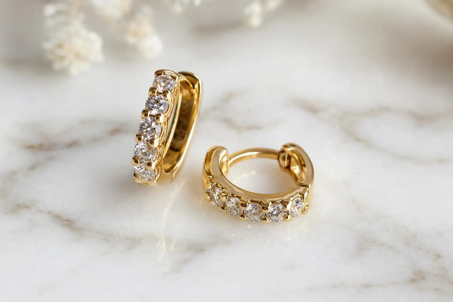 Boucles d'oreilles en or avec des diamants brillants.